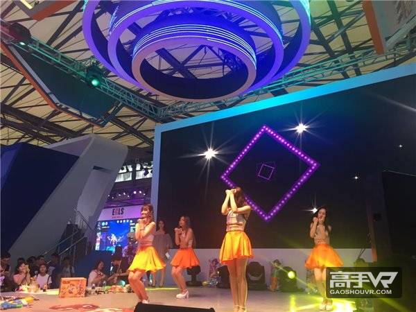 2016ChinaJoy迎观展高峰 玩家排队体验火谷网络随手VR