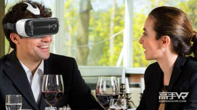 脑洞真大！戴VR头盔吃东西会觉得食物更香？