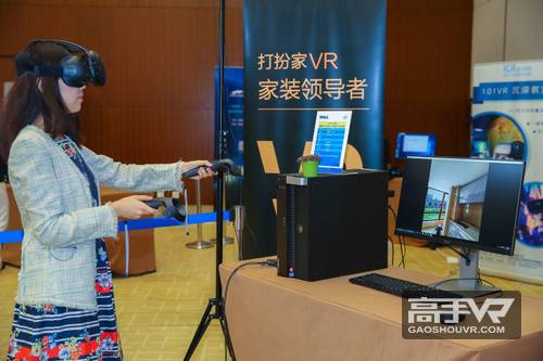 参会嘉宾佩戴VR头盔体验戴尔设计师电脑带来的VR特效