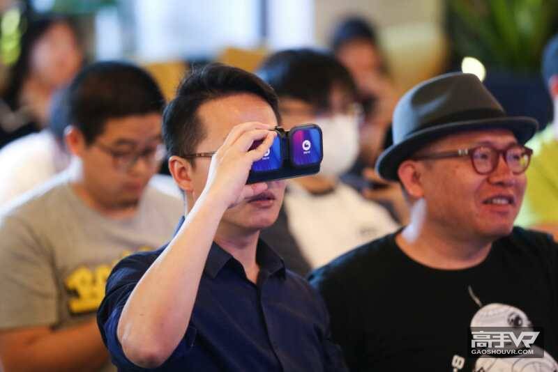 从微鲸VR这一年的“折腾”中，我看到了什么？从微鲸VR这一年的“折腾”中，我看到了什么？ 2017年5月11日，微鲸VR在北京举行媒体沟通会。来自微鲸VR的三位领导介绍了微鲸VR在2017年的VR内容战略及其与体奥动力、飞猫影视合作的2017中超联赛VR直播。会上我全面了解到微鲸VR在2016年的VR内容领域所做的尝试与努力，同时对于微鲸VR在2017年的一系列动作也产生了一些自己的解读，今天就与各位分享一下。 坚持与体育/娱乐领域的精品IP相结合 从去年下半年开始，VR的发展并不如人们期望的那么顺利，也出现了一些看衰VR行业的观点，对此微鲸VR CEO马凯表示，微鲸VR的团队做到了“三不”——不以物喜、不以己悲、不忘初心。“我们一直坚信VR的沉浸感是非常适合娱乐体验的，虽然今天还有种种不足，但是这种体验一定会随着技术的发展而提升。”基于这种初心，微鲸VR将更多的资源投入到内容领域，在资本层面投资入股了Jaunt和NextVR，在内容层面对诸多体育赛事和综艺节目进行了VR直播，尤其是在去年年底所谓“VR寒冬”的时候坚持进行了王菲演唱会的VR直播并进行商业化探索，这一切行为都表明微鲸VR对于VR视频及直播内容的坚持。 微鲸VR高级副总裁许贤进一步阐述了微鲸VR一贯坚持的“以内容为核心”的平台战略。许贤认为，优质的VR内容首先需要非常精良的制作技术，同时需要与有价值的IP做结合，而微鲸VR在去年分别在技术研发和IP合作方面持续发力。在用户方面，微鲸VR平台的用户数据显示，目前大部分移动用户会采用手机加VR手机盒子的方式观看VR内容，用户呈现年轻化趋势，其偏好集中在体育比赛、演唱会、综艺节目、游戏直播等领域。基于这样的分析，微鲸VR在2017年将继续坚持以偏体育、娱乐为主的内容战略，争取把有影响力、有价值的IP进行VR化。 马总和许总的发言让我看到，无论是公司大方向还是平台战略，微鲸VR都在进一步延续其精品化内容的路线，一方面吸引更多精品内容加入平台，另一方面通过自制精品内容丰富平台，进而带来示范效应。 平台化、标准化的广电级VR直播解决方案 之后微鲸VR技术副总裁仝晓亮详细介绍了本次中超联赛VR直播的情况。仝晓亮在会上提出了微鲸VR打造的平台化、标准化的广电级VR直播解决方案的概念：一方面具备高分辨率的制作能力、高码率的传输能力及精美包装的高质量内容，另一方面又能保证包含设备层面与其他层面的播出安全。 关于今年中超赛事的直播，仝晓亮表示，从2016年6月3号国内第一次大型多机位足球VR直播至今，在一年左右的时间里，微鲸VR自主研发了VR直播软件，并在其中集成了30多项创新算法。相对于去年的足球赛事VR直播，本次VR直播将拥有更多机位，还特别包含了结合飞猫等特种设备的特种机位。直播团队还不惜重金打造了国内首辆VR转播车，最高可以支持到20个VR拍摄机位。此外，微鲸VR自主研发的在线包装系统可以在画中画中切入实时的现场数据，还可以把一些慢动作、特写镜头引入进来，在技术上也实现了对于虚拟广告的承载支撑（未来可能会引入广告）。 仝总的介绍让我从具体项目实施的层面看到了微鲸VR团队的努力，在VR发展的早期阶段，没有人说得清楚良好的VR体验到底是什么样子，这时候就需要先驱者们摸着石头过河，一点一点来创造未来。无论是VR直播软件，还是定制开发的VR转播车等方案，我都能看出微鲸VR在探索VR内容这条道路上付出的努力和诚意。 通过树立标杆来推进行业标准 如果让我用最简单的语言来总结微鲸VR在过去、现在和未来做的事情，我会这么说：通过应用最前沿的技术、制作最优质的内容、开发最先进的平台，树立行业标杆，推进行业标准。再简单点来说，微鲸VR正在创作VR视频及直播领域的《阿凡达》和《愤怒的小鸟》。经过了2016的VR元年，VR行业之所以没有达到大家预想中的快速爆发，很大程度上是源于相关的行业标准没有确立。头显设备、空间定位、拍摄技术、直播方式等诸多方面亟待相关标准的确立，而标准的确立往往是一个自上而下、从高到低的过程，需要行业引领者率先做出最高品质的标杆，然后再形成一个行业普遍接受的指标。从这个角度来看，微鲸VR的高举高打，正是通过创造标杆性的产品和技术，来加快行业标准的确立，这是我最大的体会。 相对于作为VR元年的2016年，我个人认为，2017年注定是VR内容之年。伴随着大量VR内容的产出与迭代，围绕VR的硬件、交互、内容等各方面行业标准将伴随着更好的产品与技术的推出而逐渐清晰。谁确立了行业标准，谁就将在未来引领行业发展，而在VR视频及直播领域，微鲸VR一直扮演着领头羊的角色。最后，我个人非常期待2017年的中超赛事VR直播与即将到来的新一季《中国新歌声》VR直播，也希望微鲸VR在推进行业标准的道路更进一步，让我们能更早看到VR行业真正的春天。