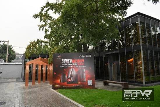 外观方面，ROG GT51采用了肌肉美感的ATX机箱，融合了钛金属盔甲与ROG全新点绛红色系，透明侧板设计更可展现800万色LED定制灯光效果。机身前端的形如战斗机涡轮的进气口，内置PWM脉冲宽度调制风扇，将空气更好的吸入机身内部冷却系统，内部12路风冷通道确保ROG GT51的散热性能，配合CPU的水冷散热器、密闭式电源，整机静音效果出众。