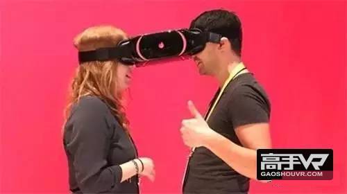 Tinder在CES上推出约会双人VR头盔眼镜