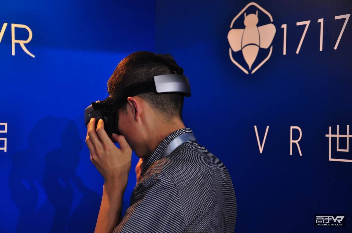 2016ChinaJoy现场VR展人潮涌动用户爸爸们排队体验VR