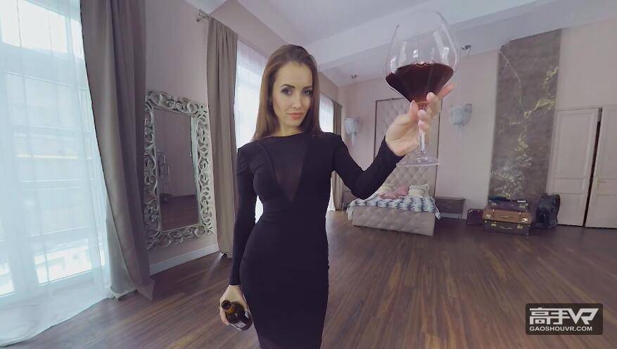 黑色魅惑：性感美女与你喝红酒全景视频