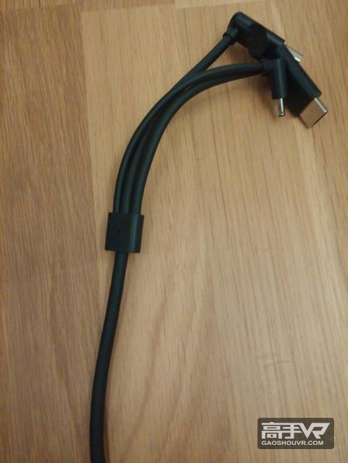 相比第一代,HTC Vive Pre作了很大的改进,包括显示屏幕、工业设计、前置相机以及近墙安全提醒特性等,而消费版HTC Vive则仅仅比HTC Vive Pre多了一个电话功能。